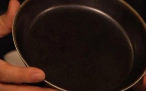不锈钢餐具上的黑色物质是什么原因造成的呢